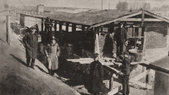 Członkowie Sekcji KPW Chojnice przy budowie szatni. 