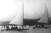 Chojnice 1927 r. Jezioro Zakonne (obecnie Park 1000 – lecia). O. Weiland przewozi sympatyków żeglarstwa lodowego. 