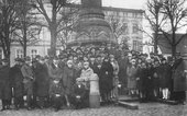 Polskie Towarzystwo Gimnastyczne „Sokół” przed pomnikiem na Placu Jagiellońskim w 1930 r.