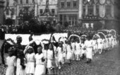 Uroczysty przemarsz dzieci przed trybuną na Rynku z okazji wizyty Prezydenta R.P. S. Wojciechowskiego w sierpniu 1924 r. w Chojnicach.