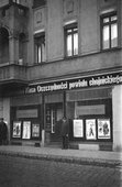 Pierwsza siedziba PUBP (marzec 1945 r.) mieściła się w przedwojennym gmachu Komunalnej Kasy Oszczędnościowej. W sierpniu tego samego roku Powiatowy Urząd Bezpieczeństwa przeniesiono na ul. Sukienników.