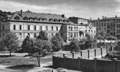 Widok na klasztor i szpital w latach trzydziestych. W wysuniętej części budynku widoczny oszklony balkon sali operacyjnej.