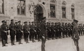 Uroczysta odprawa żołnierzy z Komisariatu Straży Granicznej przed Starostwem Powiatowym w Chojnicach, z okazji święta 3 maja. Ok. 1937 r. 