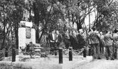 Polscy i zagraniczni dziennikarze przy pomniku w miejscu kaźni Dolinie Śmierci. 1962 r.   
