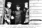 Propaganda niemiecka głosiła wszem i wobec jakim zbrodniarzem był Zabłocki. Na zdjęciu - pod eskortą w drodze do Niemiec, gdzie czekały go upokorzenia i śmierć.
