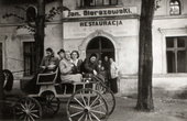Przed budynkiem restauracji. Charzykowy 1948 r.
