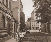 Widok z ul. Młyńskiej w kierunku rynku. Przed 1920 r.