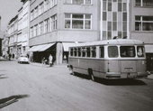 Miejski autobus (linia nr 2) w centrum Chojnic.