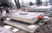 1 Spoczywa na chojnickim cmentarzu w Alei Zasłużonych dla miasta.