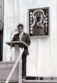 Po „Sierpniu 80” zmieniła się scenografia obchodów. Przemawia S. Polasik I sekretarz Komitetu Miejskiego PZPR w Chojnicach. 1 maja 1981 r.  