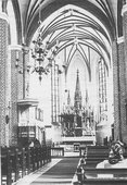 Wnętrze kościoła farnego po renowacji. Prace budowlane wykonywało przedsiębiorstwo „Robud” pod kierownictwem Józefa Albrechta, odpowiedzialnego za realizację przedsięwzięcia.