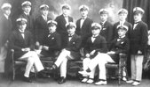 Członkowie Klubu Żeglarskiego Chojnice. Charzykowy. Maj 1926 r. Stoją od lewej: J. Folleher, F. Banka, P. Lemańczyk, P. Sieradzki, A. Laskowski, Wyrzykowski, (NN), (NN). Siedzą od lewej: (NN), Józef Kądziela, Otton Weiland, (NN), Hamerski. 