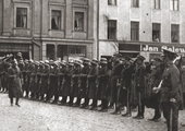 Zołnierze I Bataliony Strzelców na rynku w Chojnicach.