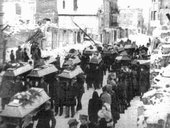 Pogrzeb pomordowanych w Chojnicach w latach 1939 – 45. 8 grudnia 1945 r. Kondukt liczył 64 trumny, które wykonano dzięki zgodzie Dyrekcji Lasów Państwowych w Gdańsku. Drewno dostarczył Tartak Państwowy w Rytlu. Hołd pomordowanym złożyło kilka tysięcy chojniczan.