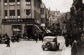 Samochód osobowy w centrum miasta. Ok. 1935-36 r.