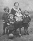Kornelia Steinke (matka) wraz z dziećmi. Pierwszy od prawej autor wspomnień. (1932 r.)         