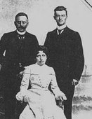 Stanisław Sikorski z żoną Anną oraz przyjacielem domu ks. Boltem.