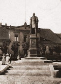 W 1931 cesarza na postumencie zastąpił pomnik Chrystusa Króla.