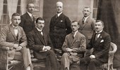 Julian Rydzkowski - prezes (siedzi drugi od lewej) w otoczeniu części Zarządu Towarzystwa Handlowców w 1925 r.