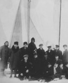 Bojery na jeziorze Zakonnym w Chojnicach. Do lewej: O. Weiland, Bakoś, J. Osowicki, L i A Elzanowski i inni. 1927 r.  