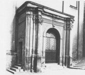 Główne wejście do kościoła gimazjalnego. 