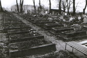 Groby poległych ułanów na cmentarzu parafialnym w Chojnicach. (Zdjęcie z 60).