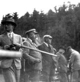 Strzelanie konkursowe Zach. – Pom. Klubu Myśliwskiego w Krojantach. (1930 r.) Stoją od lewej: W. Sikorski, P. Gumprecht, A. Pruszak.  