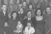 Rodzina w komplecie. (1937 r.) Druga od prawej Gertruda – siostra matki.  Po lewej stronie, brat ojca - Marcin. Zmarł w Anglii w 1980 r.