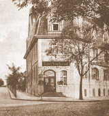 W tym gmachu od 1 lipca 1918 r. funkcjonowało biuro Powiatowej Rady Ludowej. 