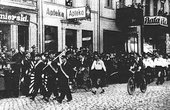 Piłkarze i kolarze „Chojniczanki” podczas uroczystości na Starym Rynku w Chojnicach. Okres międzywojenny.
